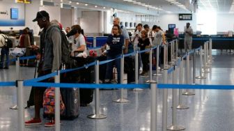 Queue in Airport Set to Reduce with Cashless System | American Airlines Go Cashless